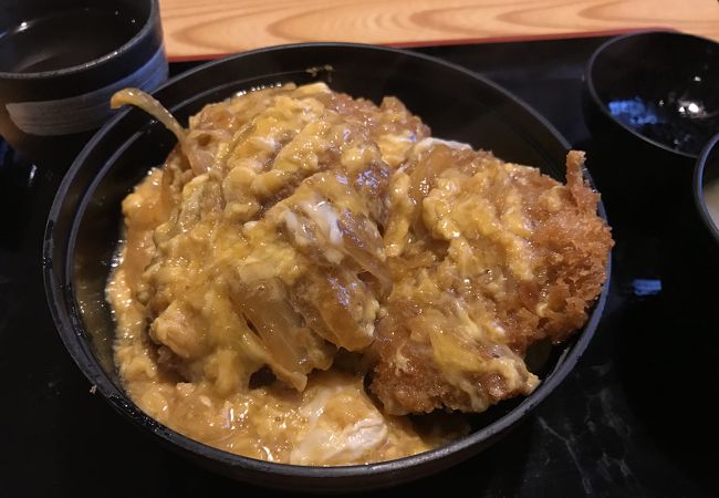 かつ丼を食べ