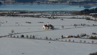 雪原の中にポツンと建つ教会