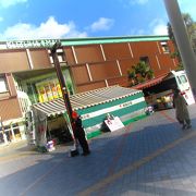 京阪電車　樟葉駅前に広がる巨大なショッピングセンター　映画館も京阪百貨店も入っています。