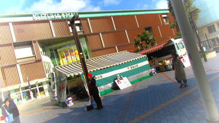 京阪電車　樟葉駅前に広がる巨大なショッピングセンター　映画館も京阪百貨店も入っています。