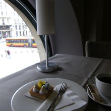 カフェから望むクラクフ郊外通り