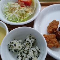 郷土料理も並ぶ朝食バイキング