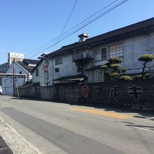 向かい側には工場もあり