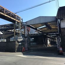 空中のパイプが目印