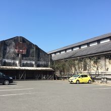 古い工場の隣にある