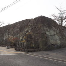 立派な石垣(門跡)