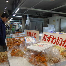 ずわいガニも並んでいます