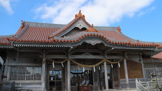沖縄らしさがあふれる社殿が魅力、洞穴も一見の価値あり。