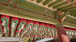 周りのイチゴのような提灯が可愛い