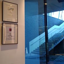 地下でも明るい店内