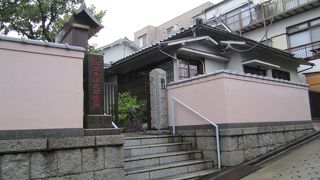 山門の前の石柱の赤い文字がとても印象的