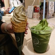 ほうじ茶ワッフルコーンと特選グリーンティフロー