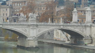 サンタンジェロ城の前に架かる橋