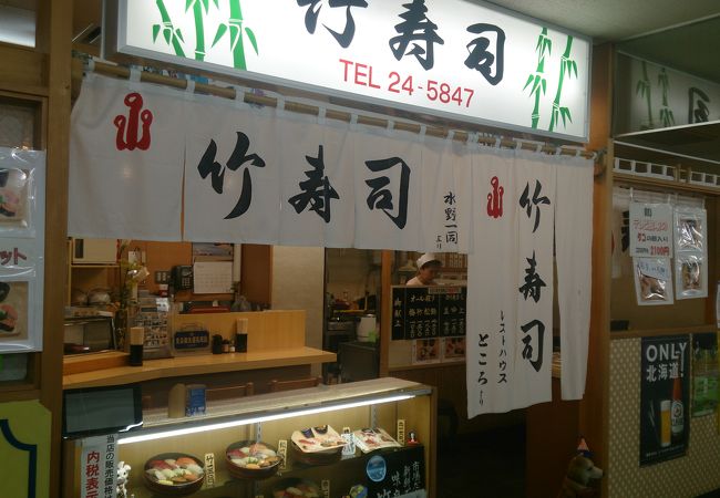 市場の中のお寿司屋さん