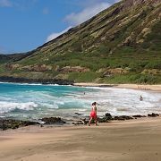 波が大きくて激しいビーチで、サーファー等が好みそうなスポット、海とココー・ヘッドの景色が絶景。