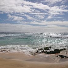 砂浜には岩がゴツゴツ。海の水の色がキレイです。