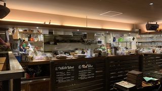 オープンスペースのカジュアルレストラン