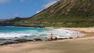 波が大きくて激しいビーチで、サーファー等が好みそうなスポット、海とココー・ヘッドの景色が絶景。
