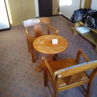 テーブルと椅子は傷が目立ちました