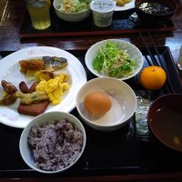 朝食。フルーツがみかんというのは寂しい