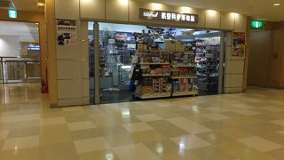 空港に飛行機のショップ