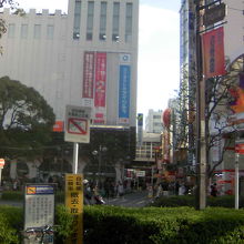 蒲田駅前から見えるアーケード街の目立つゲート