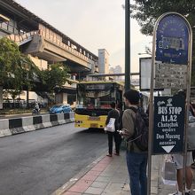 ドンムアン空港へ行くバスのバス停