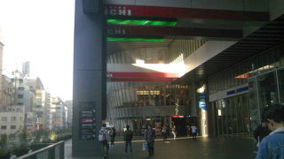 人がたくさん座っているデッキ