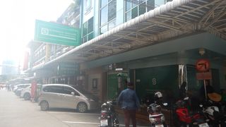 グリーンの看板のスーパーリッチ