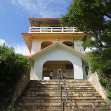 三層の建物です