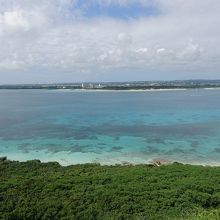 対岸に与那覇前浜を遠望