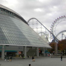 ドーム球場と遊園地