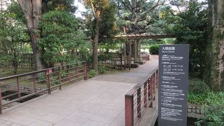 庭園の周りには何本もの木が植えられていて、大通りからの視線を適度に遮っており、落ち着ける良い場所でした。