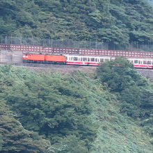 とちの湯前  公共駐車場からのトロッコ電車の眺め