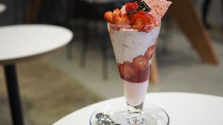 アーティスティックなフルーツ専門店