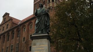 地動説を唱えた天文学者コペルニクス像