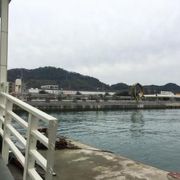 高松→小豆島間の高速艇に乗船、港には土産物屋も