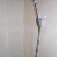 シャワー区画です。湯量も豊富に出ていますし、全く問題ありませ