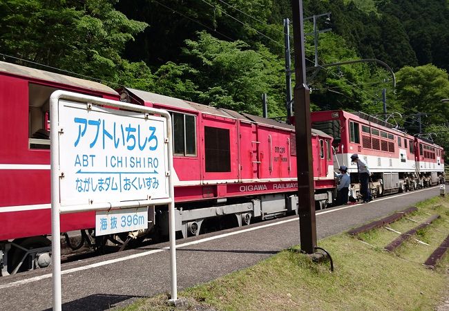 日本で唯一のアプト式動力車を連結