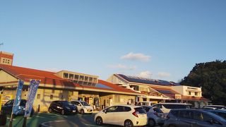 駐車場はあまり広くない