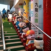 ネイザン通りから階段を登った所にあります