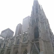 ニューヨークの目貫通りの一つ、五番街沿いにある白い色造りの教会
