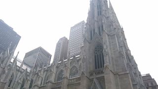 ニューヨークの目貫通りの一つ、五番街沿いにある白い色造りの教会