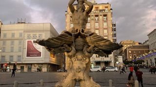 駅前の広場にあります