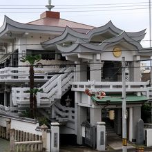 とにかくよく目立つ姿だ