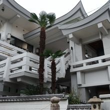 屋根が複雑に組み合わさった姿