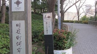 聖路加ガーデンと隅田川の間にある細長い公園