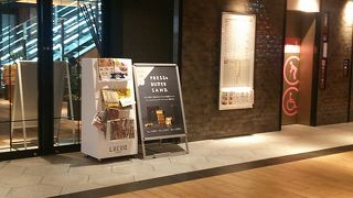 レストラン街は夜遅くまで営業