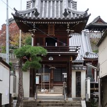 参道いっぱいに建つような楼門