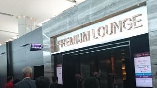 奥行きの無い横廣の長いスペース